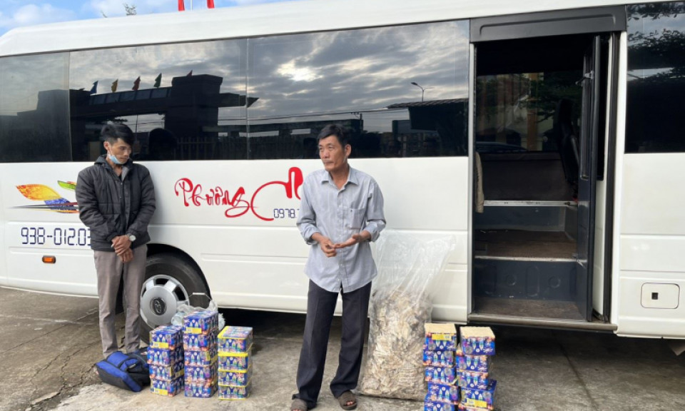 Ém pháo hoa trong ba lô, thùng nhựa rồi tống lên xe khách