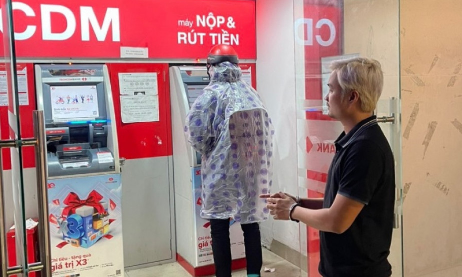 Bắt đối tượng dùng phương thức tinh vi để chiếm đoạt tiền tại trụ ATM