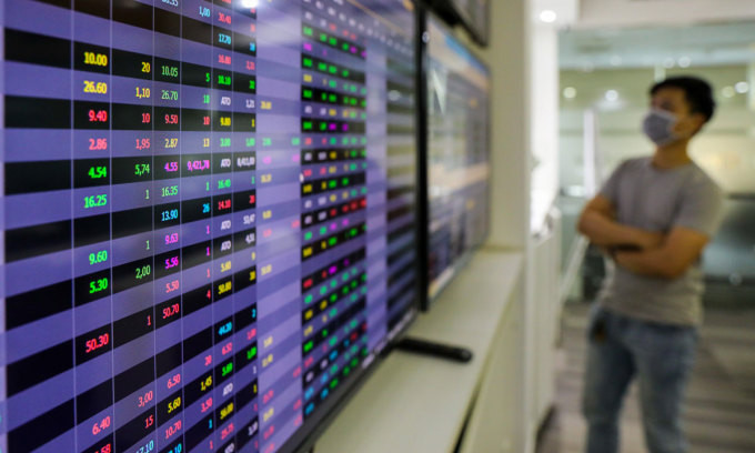 VN-Index gains marginally