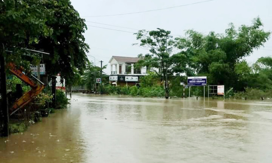 Mưa lớn ở Quảng Nam gây sạt lở đường tại khu vực Đèo Le