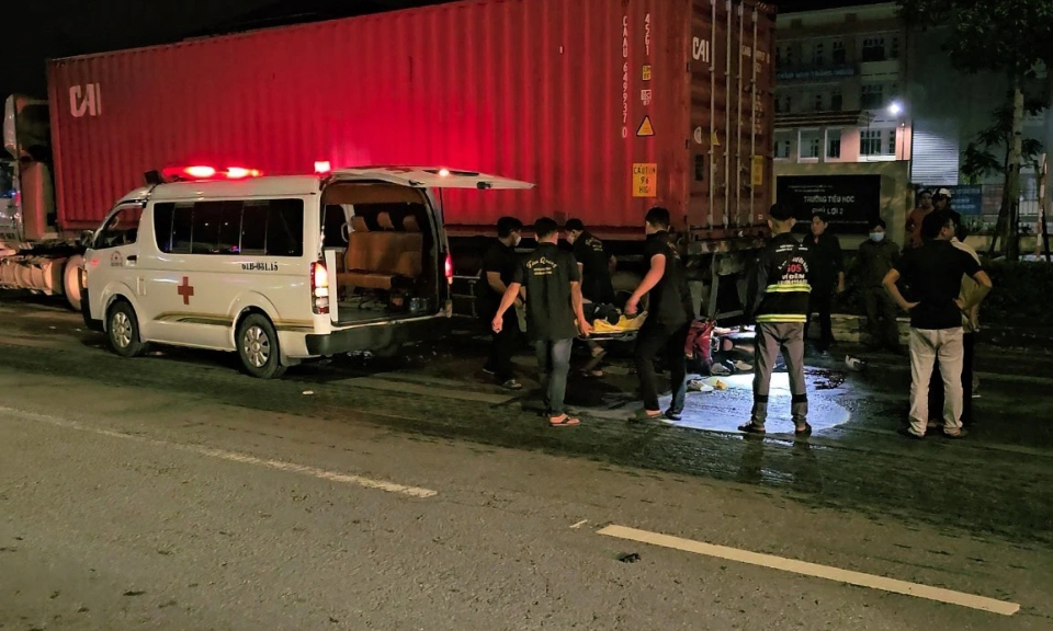 Xe máy tông vào đuôi xe container đậu bên đường, nam thanh niên tử vong