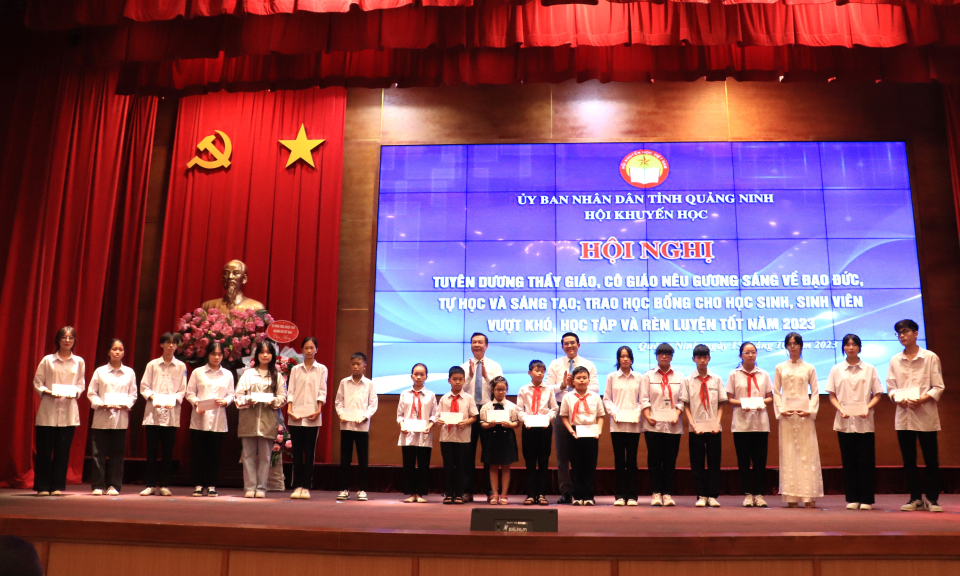 Tuyên dương thầy cô giáo và trao học bổng cho học sinh, sinh viên vượt khó học tập