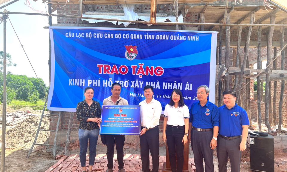 Tặng kinh phí hỗ trợ xây nhà nhân ái cho hộ nghèo huyện Hải Hà