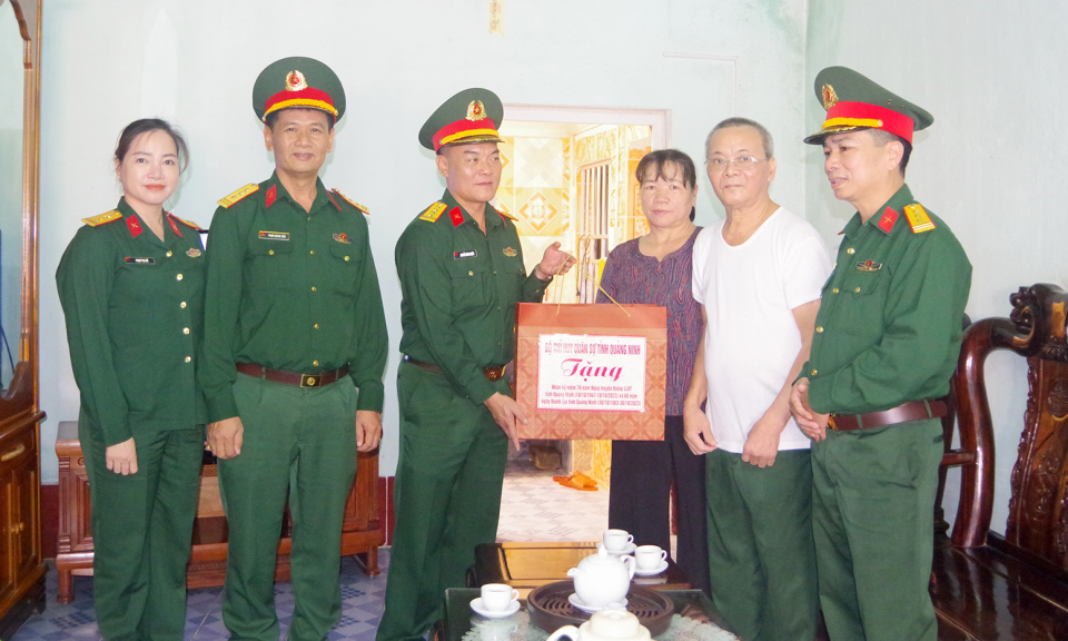 Bộ CHQS tỉnh Quảng Ninh thăm, tặng quà gia đình người có công tại huyện Bình Liêu