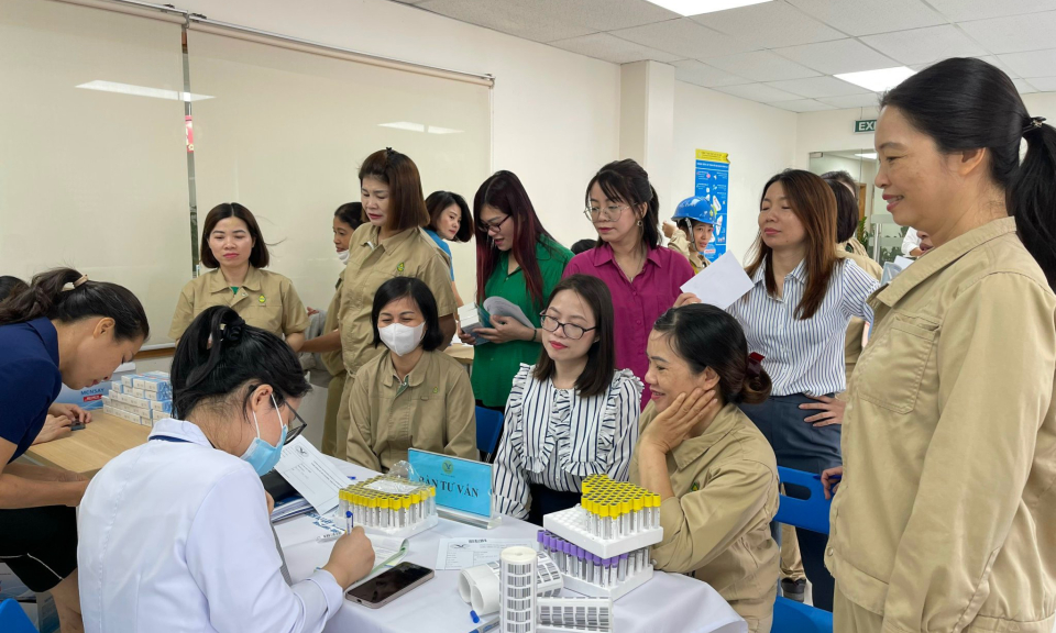 Tư vấn sức khoẻ và xét nghiệm miễn phí ung thư gan cho nữ CNLĐ 