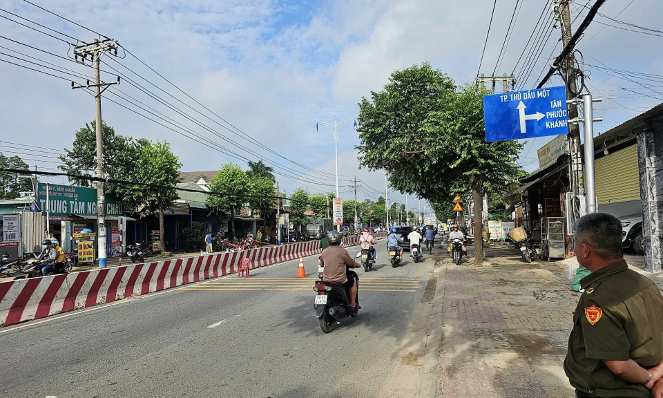 Xe máy tông dải phân cách, 3 thanh niên tử vong ở Bình Dương