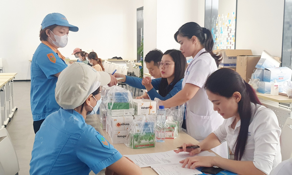 Khám, tư vấn, chăm sóc sức khỏe cho nữ công nhân lao động Hải Hà