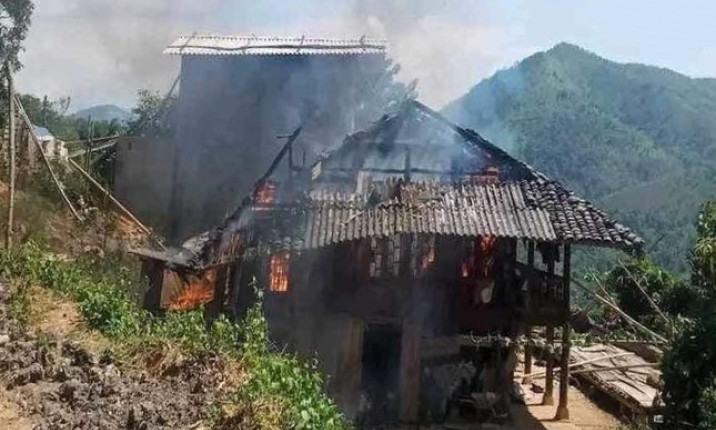 Chập điện, ngôi nhà sàn 5 gian bị thiêu rụi giữa trưa