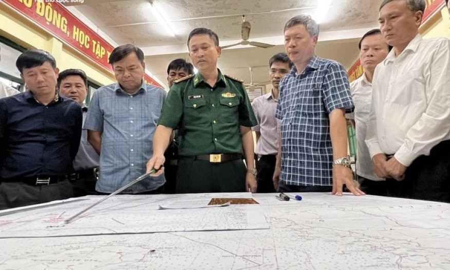 Máy bay và tàu nước ngoài tham gia tìm kiếm 13 ngư dân mất tích 
