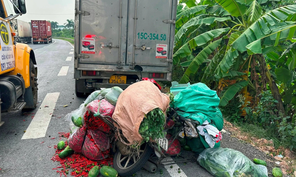 Đâm vào ô tô đang đỗ ven Quốc lộ 5, người phụ nữ bán rau tử vong