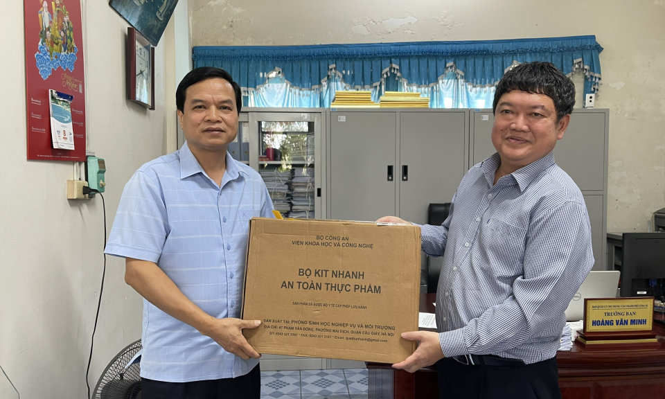 Phát kit kiểm tra nhanh ATTP tại các chợ hạng I