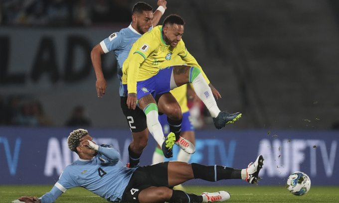 Neymar chấn thương trong trận thua của Brazil
