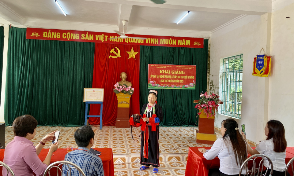 TP Hạ Long: Khai giảng lớp đào tạo nghề thêu thổ cẩm cho lao động là dân tộc thiểu số
