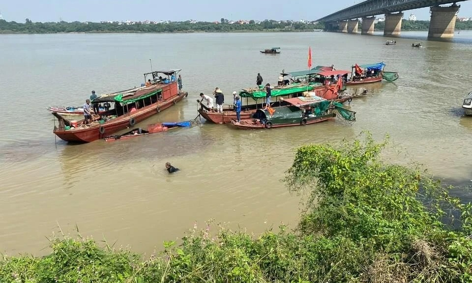 Thuyền đánh cá bị chìm sau va chạm trên sông Hồng, một người tử vong