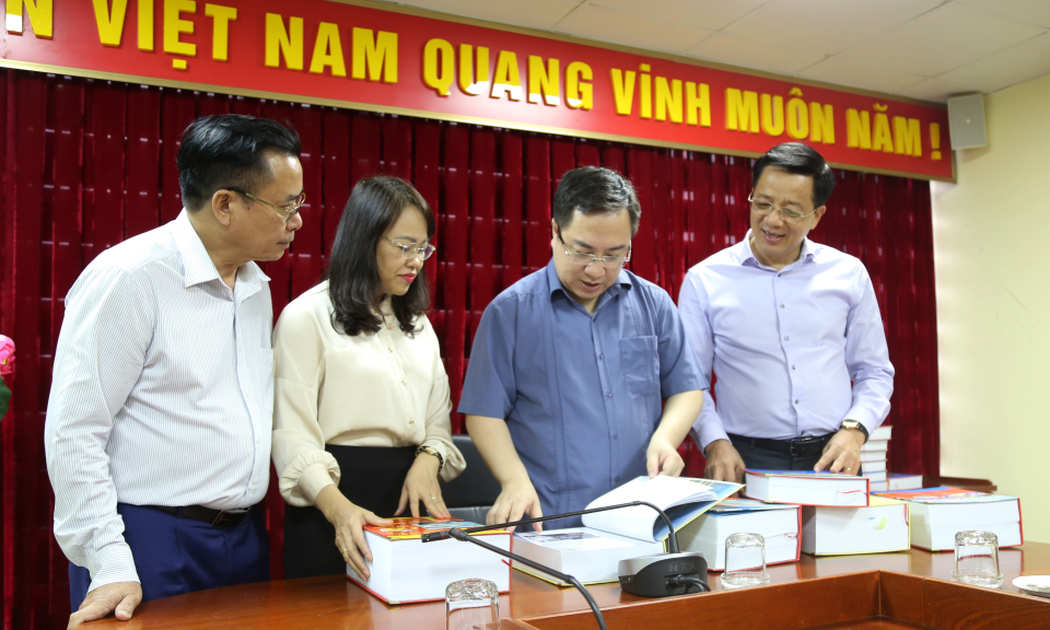 Phó Bí thư Tỉnh ủy Đặng Xuân Phương kiểm tra công tác chuẩn bị tổng kết Cuộc thi viết tìm hiểu “Quảng Ninh 60 năm xây dựng và phát triển”