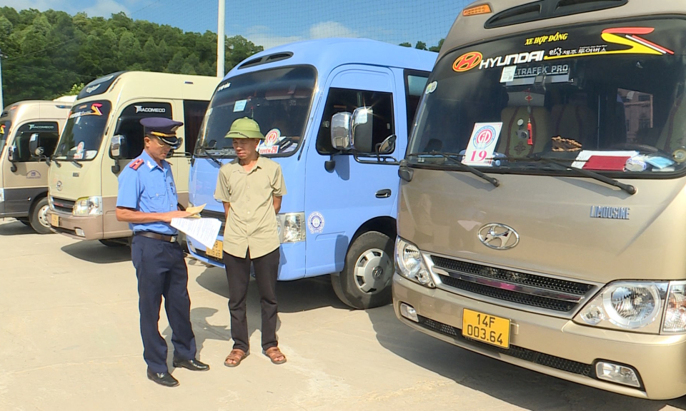 Kiểm soát xe đưa đón học sinh