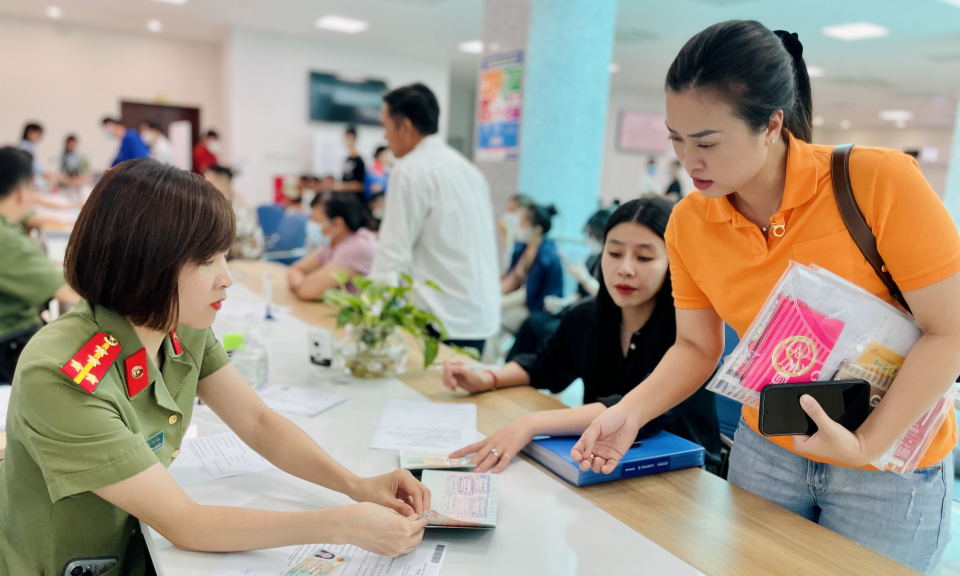 Tô thắm hình ảnh đẹp nữ chiến sĩ CAND