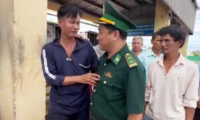 Ba ngư dân Bình Định sống sót nhờ bám thùng xốp 7 giờ