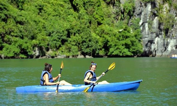 Quang Ninh promotes development of water sports, entertainment tourism