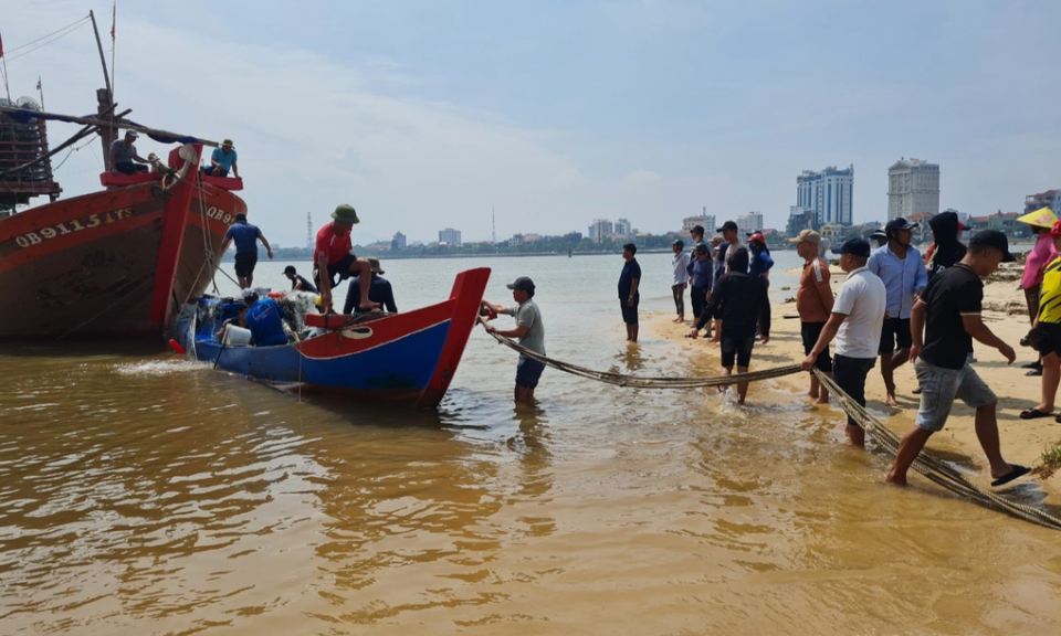 Bị chìm thuyền, 2 cha con vật lộn tự bơi gần 2km vào bờ