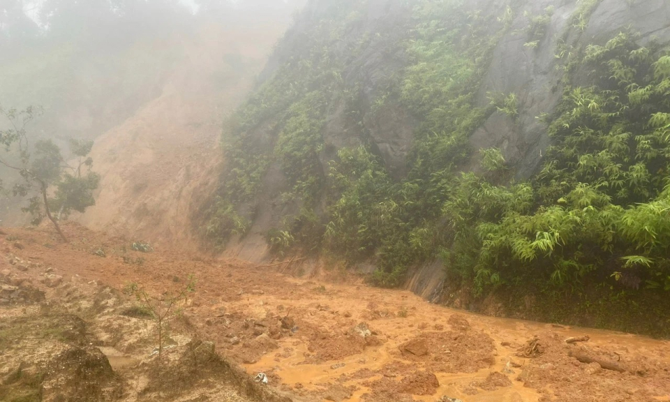 Thông tuyến điểm sạt lở gây tắc đường Hồ Chí Minh qua Thừa Thiên - Huế