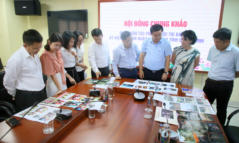 Chấm chung khảo và xét giải các tác phẩm báo chí Cuộc thi sáng tác các tác phẩm văn học, nghệ thuật, báo chí kỷ niệm 60 năm thành lập tỉnh