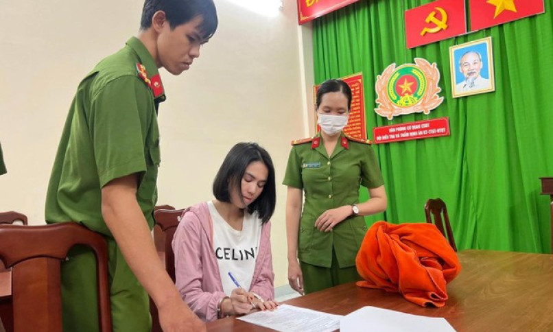 Loạt trang cá nhân của Ngọc Trinh đã bị khóa