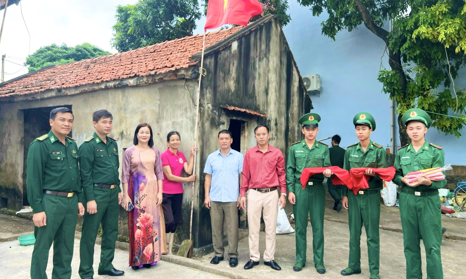 Tặng cờ Tổ quốc và ảnh Bác Hồ cho các hộ dân xã đảo