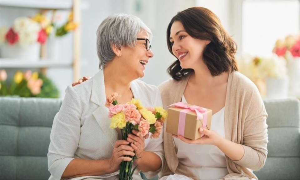 Mua quà gì tặng mẹ dịp sinh nhật và dịp đặc biệt ý nghĩa thiết thực nhất?