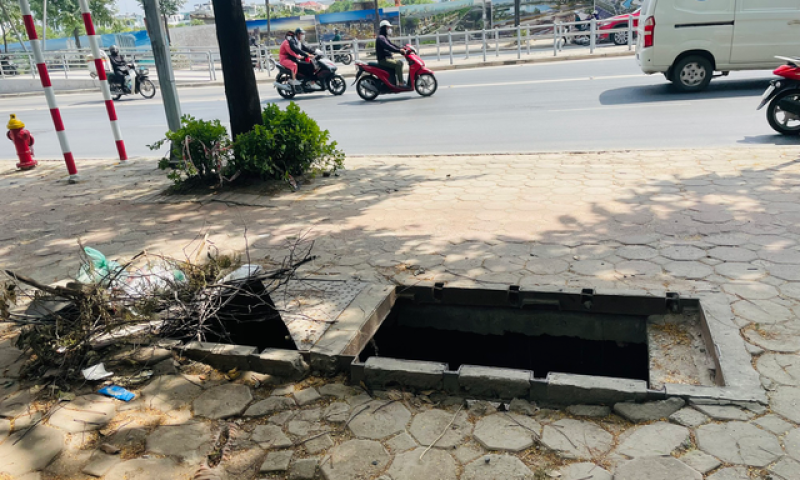 Hi hữu shipper điều khiển xe máy đang đi trên vỉa hè bất ngờ rơi xuống hố ga