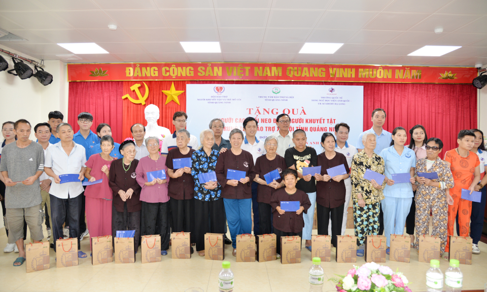 Tặng 154 suất quà cho người già neo đơn
