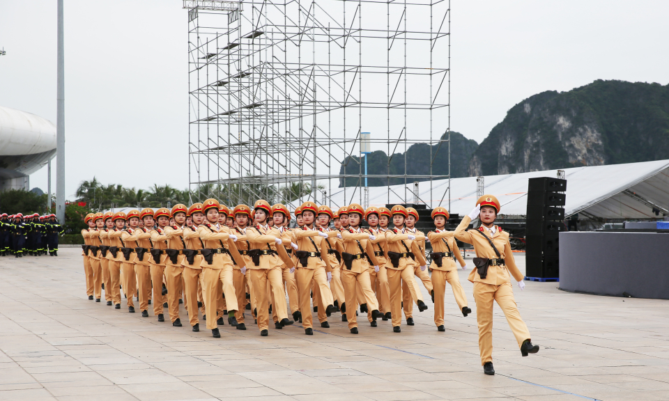 Lãnh đạo tỉnh kiểm tra diễn tập diễu hành chuẩn bị cho lễ kỷ niệm 60 năm Ngày thành lập tỉnh