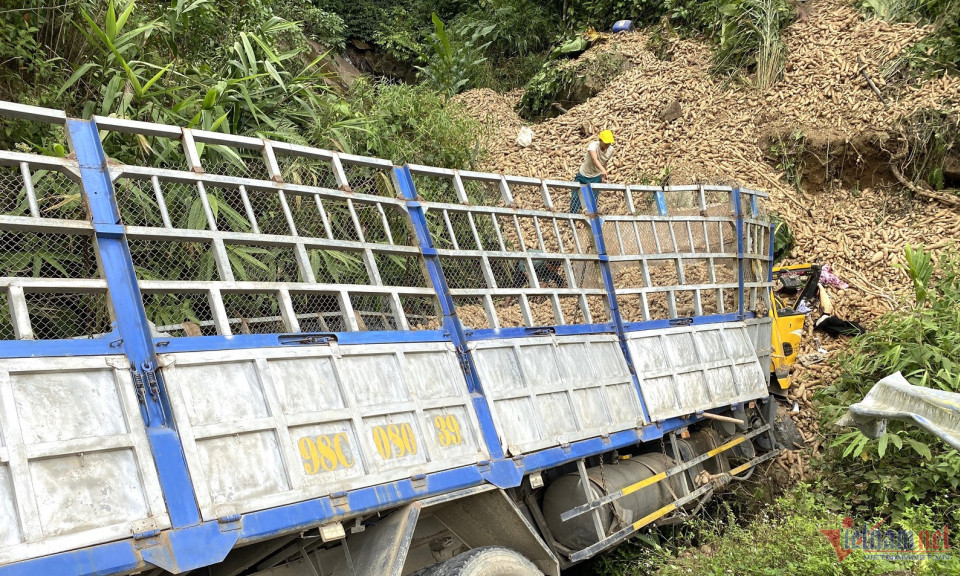 Xe tải chở sắn lao xuống vực, 3 người thương vong