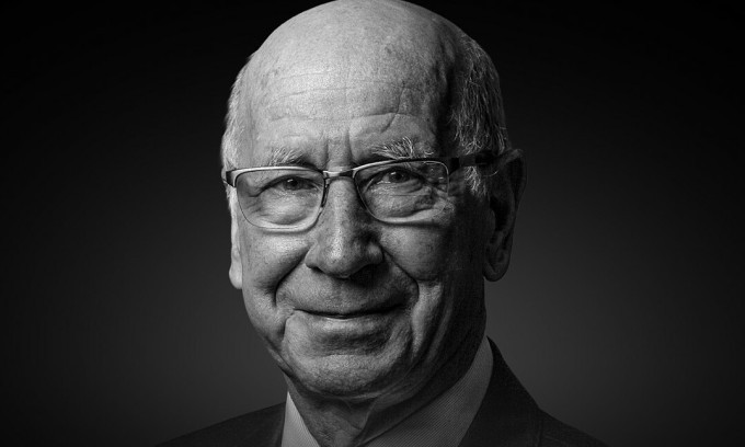 Huyền thoại Man Utd Bobby Charlton qua đời
