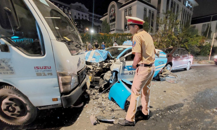 Ba ôtô tông liên hoàn ở cửa ngõ Đà Lạt