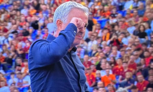 Mourinho nhận thẻ đỏ trong trận thắng của Roma