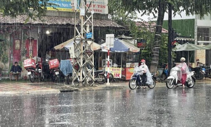 Bắc Bộ tăng nhiệt, khu vực Trung Bộ có mưa lớn ở nhiều nơi