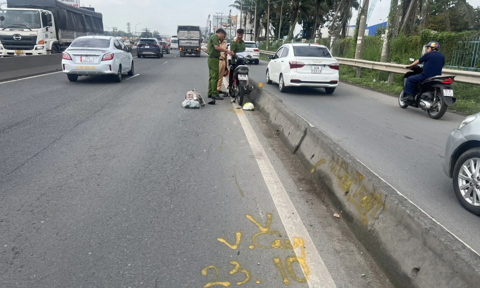 Xe máy va chạm xe tải chạy cùng chiều, một người tử vong ở Bình Dương