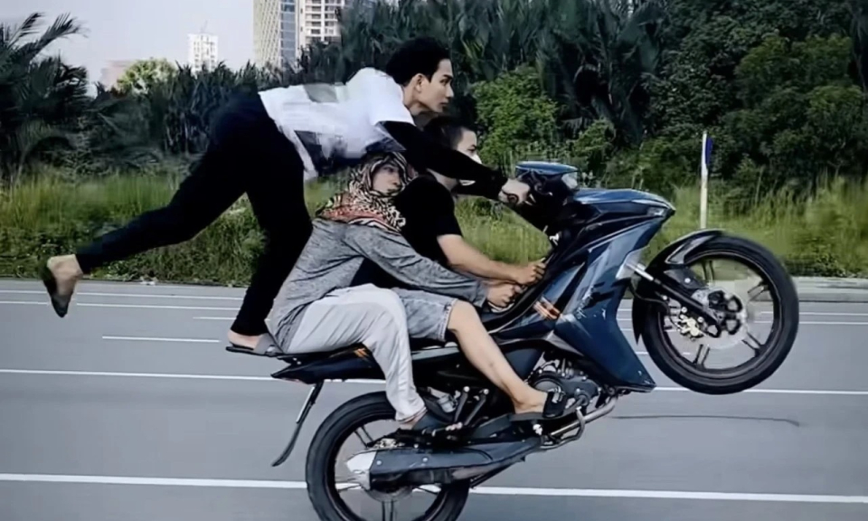 Đang xác minh nhóm thanh niên bốc đầu xe máy, làm xiếc trên đường