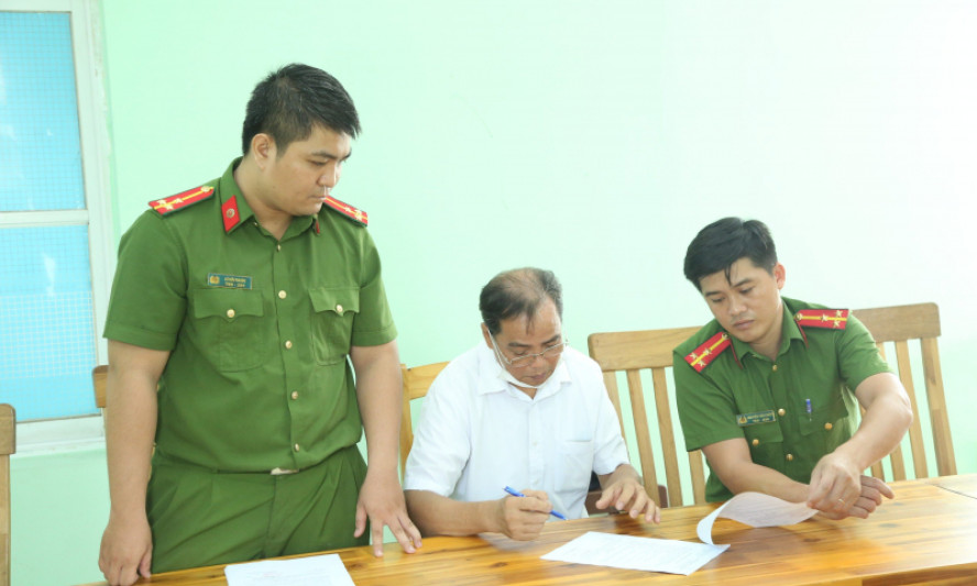 Khởi tố Trưởng Văn phòng Công chứng Nguyễn Thị Gái và bắt tạm giam 1 công chứng viên