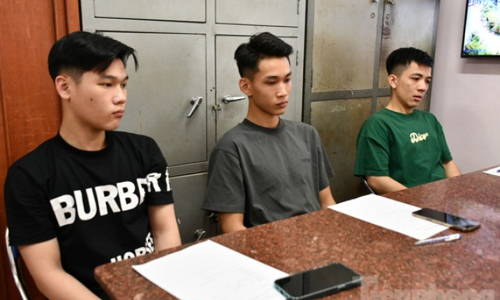 Bắt khẩn cấp nhóm thanh niên đăng video khoe 'tài' bốc đầu xe máy lên mạng