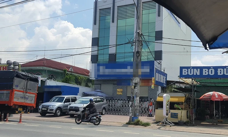 2 thanh niên dùng vật giống súng cướp ngân hàng ở Hóc Môn