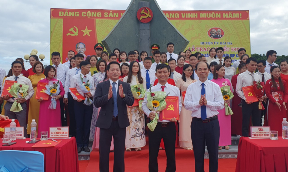 Kết nạp quần chúng ưu tú vào Đảng nhân kỷ niệm 60 năm Ngày thành lập tỉnh