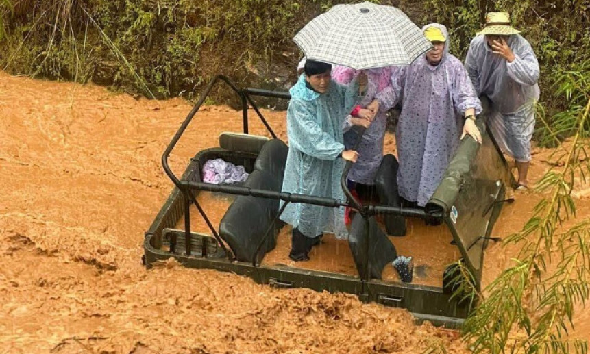 Ôtô bị lũ cuốn, 4 khách Hàn Quốc tử vong