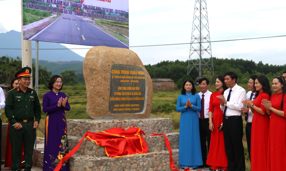 Đầm Hà gắn biển các công trình kỷ niệm 60 năm thành lập tỉnh