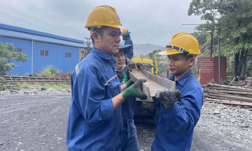 “Cõng điện” lên khai trường