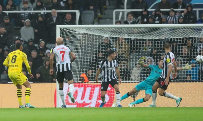 Dortmund kéo Newcastle trở lại mặt đất