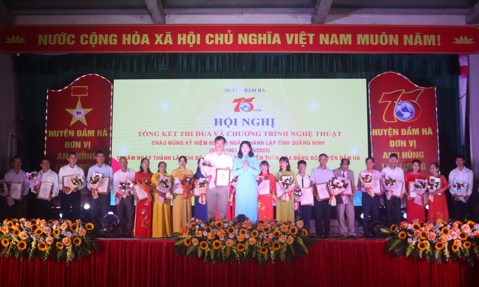 Đầm Hà: Khen thưởng tập thể, cá nhân có thành tích xuất sắc 
