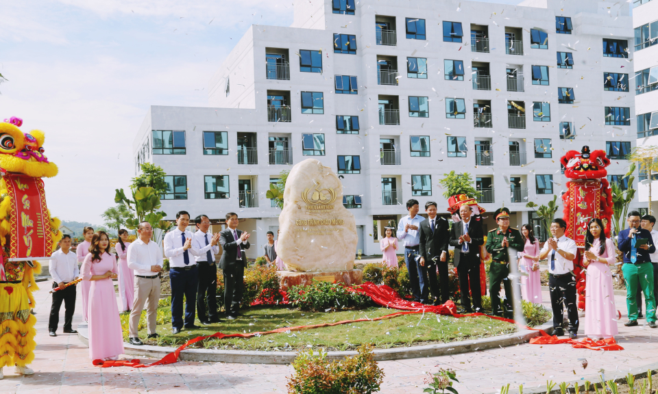 Gắn biển công trình chào mừng 60 năm Ngày thành lập tỉnh Dự án Khu nhà ở công nhân và chuyên gia KCN Đông Mai, TX Quảng Yên