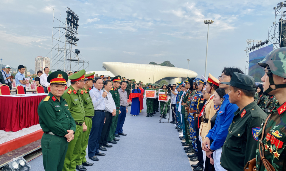 Đồng chí Bí thư Tỉnh ủy thăm, động viên các đơn vị tham gia diễu hành chuẩn bị cho Lễ kỷ niệm 60 năm Ngày thành lập tỉnh